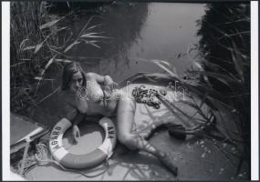 cca 1983 Az Agárd hajó ,,legénysége két kikötő között, jelzés nélküli fotóművészeti alkotás, korabeli negatívról készült mai nagyítás, 18x25 cm / erotic photo, 18x25 cm