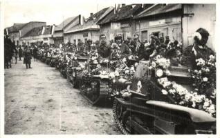 1938 Fülek, Filakovo; bevonulás, virágokkal díszített tankok / entry of the Hungarian troops, tanks decorated with flowers