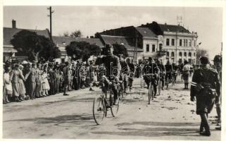 1938 Ipolyság, Sahy; bevonulás, kerékpáros katonák / entry of the Hungarian troops, soldiers on bicycle