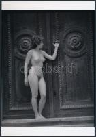 cca 1978 A fantázia ,,Erotika Képtárának őrzője, jelzés nélküli fotóművészeti alkotások, 2 db korabeli negatívról készült mai nagyítások, 25x18 cm / 2 erotic photos, 25x18 cm