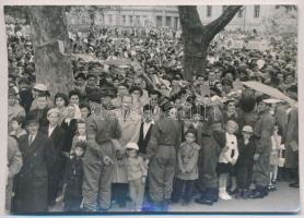 1959 Szeged, május 1-jei felvonulás, munkásőrök, Liebmann Béla felvétele, hátulján feliratozva, pecséttel jelzett, 9×13 cm