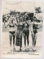 cca 1972 Párizs szépe + müncheni fürdőruha-divat bemutató, 2 db MTI-fotó, feliratozva, 27×18,5 cm