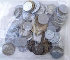 Vegyes papír és fémpénz tétel: magyar pengő és forint bankjegyek valamint nagyrészt magyar fémpénzek...