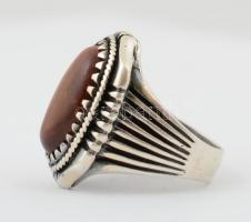 Ezüst(Ag) gyűrű féldrágakő berakással, jelzett, méret: 63, bruttó: 13,7 g