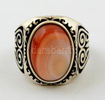 Ezüst(Ag) gyűrű achát berakással, jelzett, méret: 63, bruttó: 13,4 g