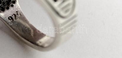 Ezüst(Ag) gyűrű achát berakással, jelzett, méret: 63, bruttó: 13,4 g