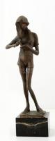 Kő Pál (1941-): Napszemüveges lány. Bronz, márvány talapzaton, jelzett, m:28 cm