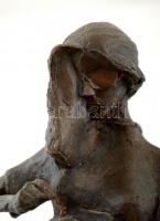 Kő Pál (1941-): Napszemüveges lány. Bronz, márvány talapzaton, jelzett, m:28 cm