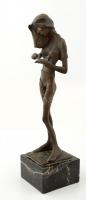 Kő Pál (1941-): Napszemüveges lány. Bronz, márvány talapzaton, jelzett, m:28 cm