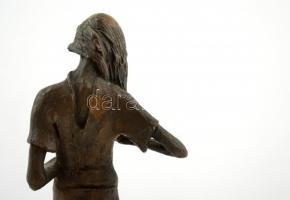 Kő Pál (1941-): Napszemüveges lány. Bronz, márvány talapzaton, jelzett, m:28 cm