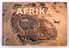 Paolo Novaresio: Magasan Afrika felett. Fordította Makk László. Bp., 2006, Geographia Kiadó, 640 p. Kiadói kartonált papírkötés, rengeteg színes fotóval.