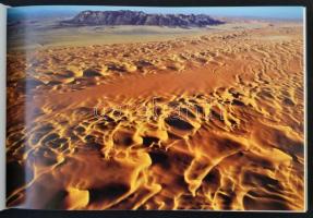 Paolo Novaresio: Magasan Afrika felett. Fordította Makk László. Bp., 2006, Geographia Kiadó, 640 p. ...