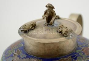 Jádéval és rekeszzománccal díszített fém teáskanna, tetején apró majomfigurával, m: 12 cm