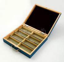 Festett (kék) diatartó fa doboz, 200 db-os, 26×29 cm