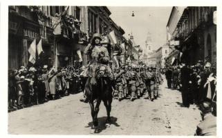 1940 Szatmárnémeti, Satu Mare; bevonulás, lovas katona, Müller üzlete / entry of the Hungarian troops, cavalry, shop