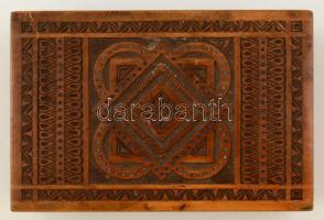 Faragott fa doboz, gyöngyszerű berakással, 15x10x6 cm