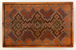 Fa doboz, gyöngyszerű berakással, 17x11x6 cm