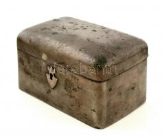 Antik ezüst (Ag.) doboz, zár és kulcs nélkül, kis hibákkal, kisebb kb. 1.5 centiméteres repedéssel a...