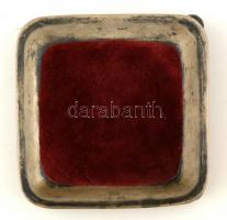 Antik ezüst (Ag.) tűpárna?, jelzett, grófi címerrel, alján fa betéttel, 10×10 cm