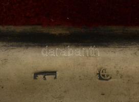 Antik ezüst (Ag.) tűpárna?, jelzett, grófi címerrel, alján fa betéttel, 10×10 cm