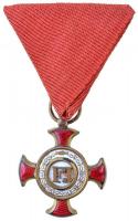 1914-1918. Arany Érdemkereszt vörös szalagon aranyozott Br kitüntetés, eredeti ETUIS- U. KASSETTENFABRIK - IG. BERGMANN - WIEN VII gyártói jelzésű tokban, a függesztőkarikán csillag jelzéssel és elcsúszott MAYERS SÖHNE IN WIEN gyártói beütéssel T:2 több zománchiba / Hungary 1914-1918. Gold Cross of Merit with Crown, on red ribbon gilt Br decoration in original ETUIS- U. KASSETTENFABRIK - IG. BERGMANN - WIEN VII case, with star mark and shifted MAYERS SÖHNE IN WIEN on the hanging ring C:XF multiple enamel error NMK. 217.