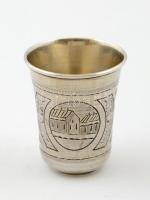 Ezüst(Ag) kupicás pohár, jelzett, gravírozott díszítésekkel, nettó:22 g, m:4,5 cm