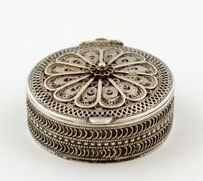 Ezüst(Ag) filigrán dobozka, jelzett, d: 4 cm, nettó: 16,5 g