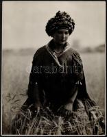 cca 1930-1940 Lány magyaros népviseletben, fotó, 28×22 cm