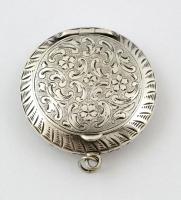 Ezüst(Ag) gravírozott díszítésű virágmintás szelence függő, jelzett, d: 3,7 cm, nettó: 13,5 g