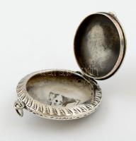 Ezüst(Ag) gravírozott díszítésű virágmintás szelence függő, jelzett, d: 3,7 cm, nettó: 13,5 g