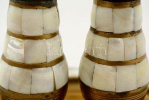 Gyöngyház berakásos réz só-bors szóró tálcával, m:11 cm (2×), 18×13 cm