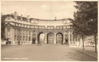 32 db RÉGI angol városképes lap; sok London / 32 mostly pre-1945 British town-view postcards; with m...
