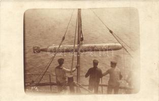 Torpedó leengedése egy osztrák-magyar hadihajóról / torpedo launching on an Austro-Hungarian battleship, photo