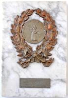 1936. "Budapest Postagalamb Sport Egyesület / Pontverseny I. Díj 1943. 1138 pont - Csákvári József" fém emlékérem márvány talpon (érem:55mm márványtalp:150,5x216,5mm) T:2-