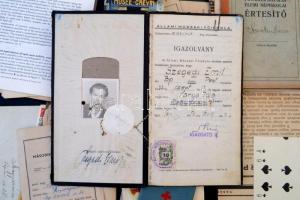 cca 1900-1990 Vegyes régi papírrégiség tétel (fotók, képeslapok, oklevelek, leckekönyv, újságok stb....