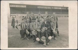 1928 Futballcsapat, hátoldalon feliratozott fotólap a csapattagok neveivel, 9x14 cm
