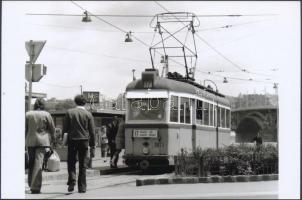 cca 1970 Budapest, A 17-es villamos a Margit híd és a Margit Kórház között közlekedik, utólagos előhívás, 10x15 cm