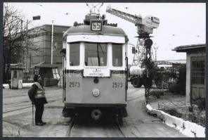 cca 1970 Budapest, Az 55-ös villamos Újpest kocsiszínben, utólagos előhívás, 10x15 cm