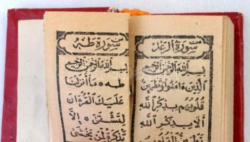 Korán, minikönyv, kissé kopott papírkötésben, jó állapotban