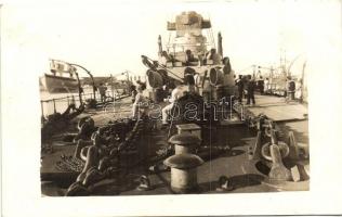 A K.u.K haditengerészet Tegethoff-osztályú csatahajójának fedélzete, tengerészekkel / Mariners on the deck of a Tegethoff-class Dreadnought, Austro-Hungarian Navy, photo