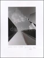 1983 Jankovszky György(1946-): New York, World Trade Center, feliratozva, aláírt, pecséttel jelzett, kartonra kasírozva, 17,5x12,5 cm