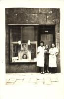 Hölgyek a fodrászat bejáratában / Ladies standing in front of a hair salon, photo (EK)