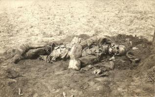 1916 WWI death on the battlefield, soldiers corpse, photo