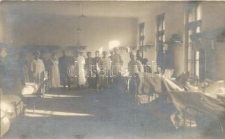 1915 Újvidék, Novi Sad; K.u.K. Quarantänspital Honvédkaserne / 2 db fotó K.u.K. katonai karantén kórház kórterméről sérült katonákkal és vöröskeresztes nővérekkel. Saját ajánlott cenzúrázott borítékkal / 2 K.u.K. military hospital interior photos in its own registered censored envelope