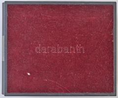 Műanyag érmetartó kazetta bordó, bársonyszerű borítással, hét kihúzható tálcával, 12db nagyobb és 18...