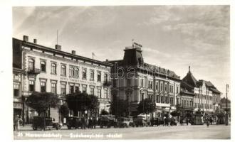 Marosvásárhely, Targu Mures; Széchényi tér, Hotel Transilvania szálloda, Hotel New York, Box Garázs, Benzin és Olaj, Kalap Király, Bresslauer üzlete, cukrászda, étterem, automobilok / square, hotel, Box garage, shops, confectionery, restaurant, automobiles