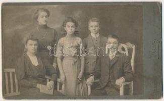 cca 1900 Családi csoportkép, keményhátú fotó Herz Henrik budapesti műterméből, 13×21,5 cm