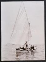 1931-33 Egy osztrák-olasz körutazás emlékei, fotók és képeslapok (kb. 200 db) bőrborítású albumban, feliratokkal ellátva / ~200 photo and postcard memories from an Austrian-Italian trip (Graz, Maria Zell, Wien, Venezia, Padova, Riccione, San Marino)