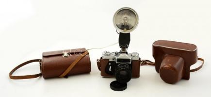 Zenit E kamera Helio 44-2 2/58 objektívvel, hozzá hordozható vakuval. Mindkettő bőr tokban / Vintage Russian camera with portable flash
