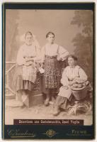 1890 Veglia parasztlányok a Castelmuschio szigetről / cca 1880 Italy Peasant girls from the Castelmuschio island. 11x16 cm